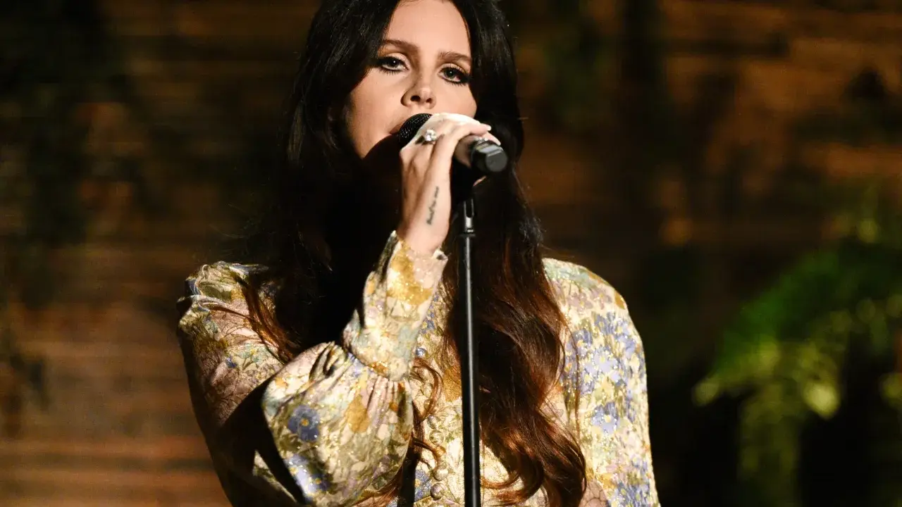 Lana Del Rey śpiewa, przypominając najpiękniejsze piosenki o miłości zagraniczne. Jej stylizacja i wykonanie tworzą magiczną atmosferę.