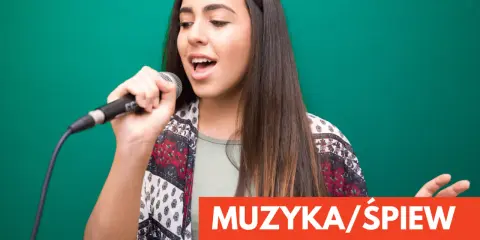 Młoda kobieta z mikrofonem w dłoni, wpatrzona w dal, z otwartymi ustami, jakby wykonywała śpiew operowy.