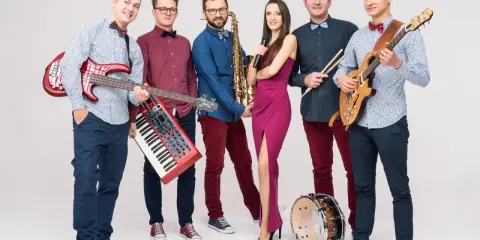 Zespół weselny gotowy do gry! Wokalistka, gitarzyści, klawiszowiec, saksofonista i perkusista czekają na pytania do zespołu weselnego.