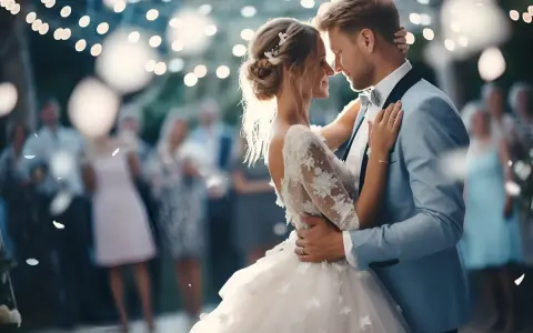 Para młoda tańczy przy świetle lampek. Zastanawiasz się, co zaśpiewać na weselu dla pary młodej?