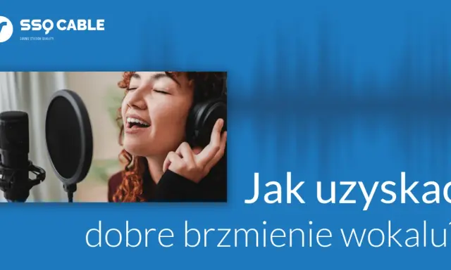 Kobieta z mikrofonem i słuchawkami śpiewa, dążąc do doskonałego brzmienia wokalu.